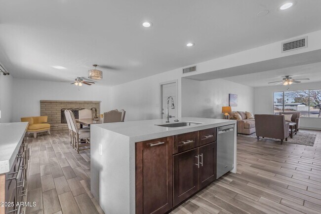 Building Photo - 2447 E La Jolla Dr