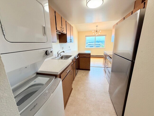 Building Photo - Bright Penthouse Corner Unit w/Garage Parking included - Panoramic Views in Ballard!