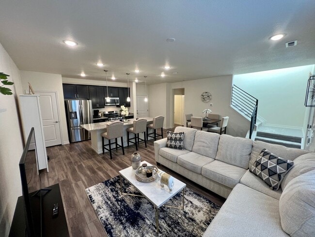 Building Photo - Almost New 3BD 2.5Bath Townhouse