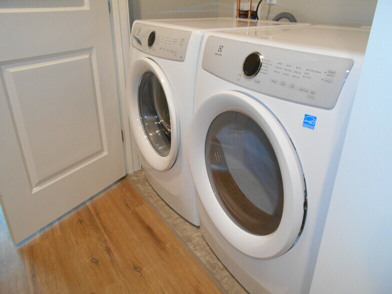 Building Photo - The Heights of Mendota