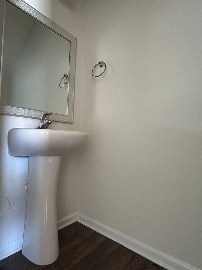 Building Photo - Beautiful 3-Bed, 2.5 Bath Home with Open Floorplan & Modern Upgrades