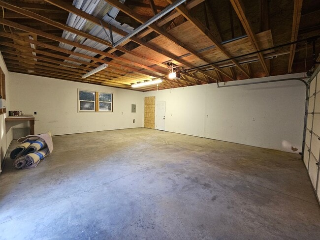 Building Photo - Beautiful Home on South Hill