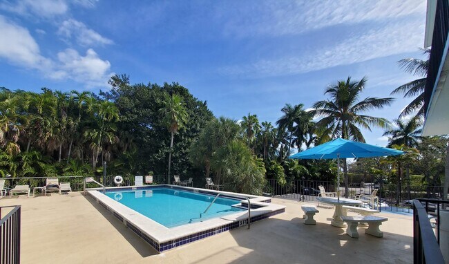 Primary Photo - 2539 S Bayshore Dr