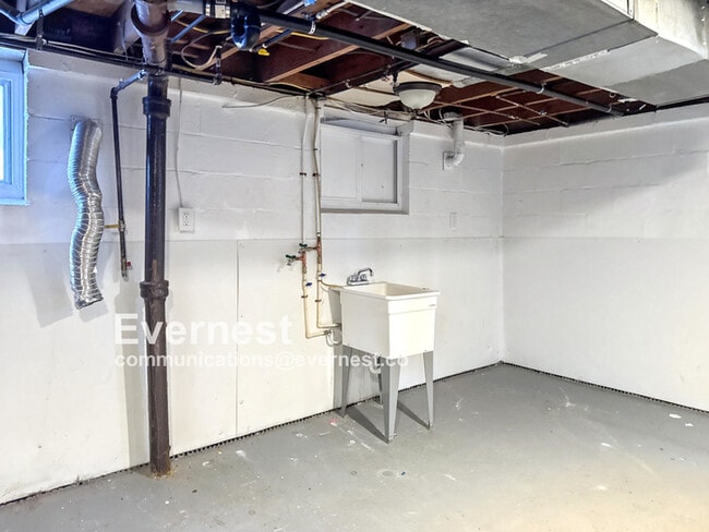 Building Photo - 3216 Elderwood Dr