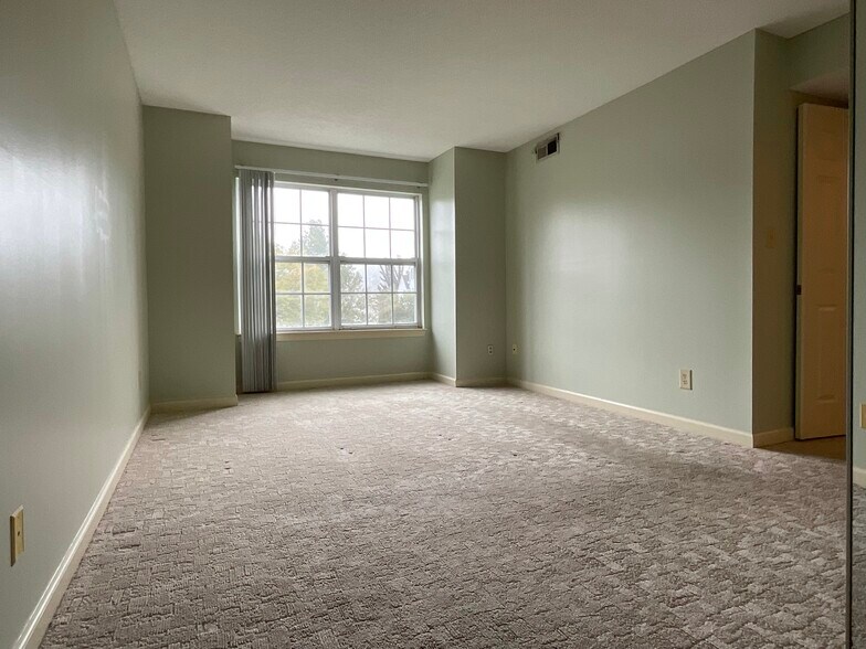 Building Photo - 15 Forest Glen Cir