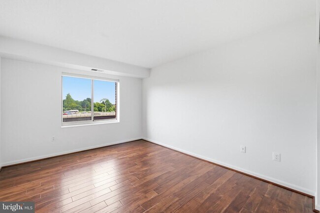 Building Photo - 2121 Jamieson Ave