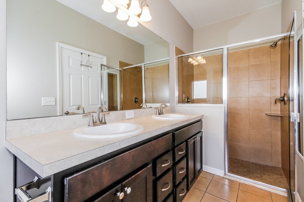 Building Photo - 6870 Glenbrook Dr