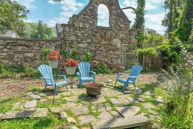 Building Photo - 139 W 4th Ave