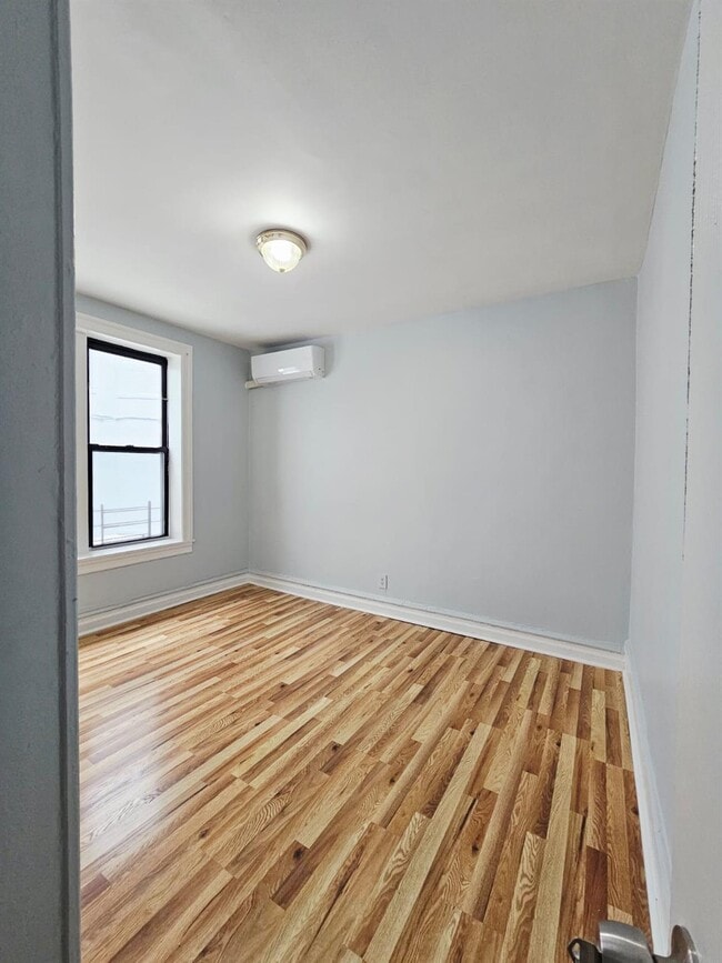 Building Photo - 176 E 93rd St