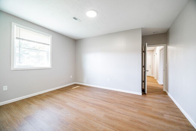 Building Photo - Updated 3 Bedroom Home for Rent! Large Yard and Freshly Remodeled!