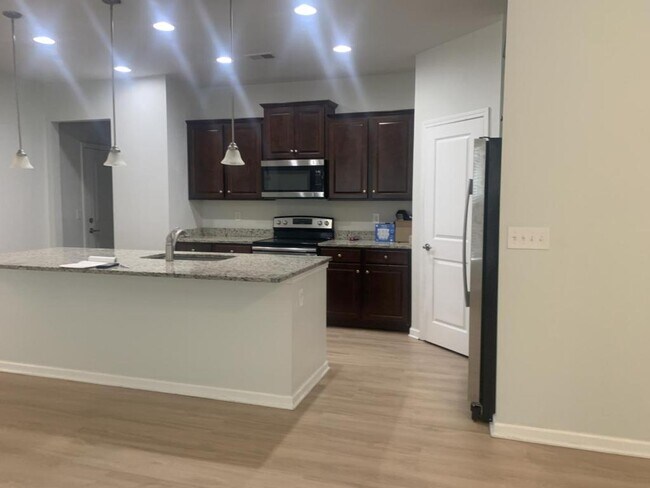 Building Photo - 945 British Ln