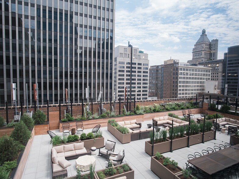 Building Photo - 33 E Adams St