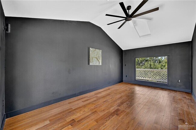 Building Photo - 12303 Lakeview Dr