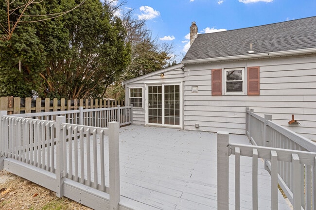 Building Photo - 20 Lake Ave