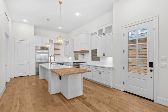 Building Photo - 113 E 26th St