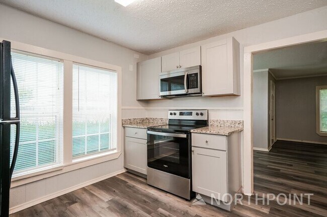 Building Photo - 1211 Country Club Rd