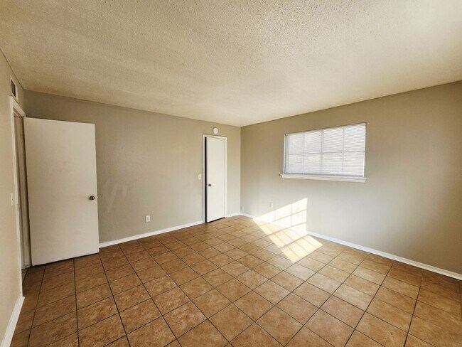 Building Photo - 1 bed 1 bath downstairs Apt in Monterey Square Apts