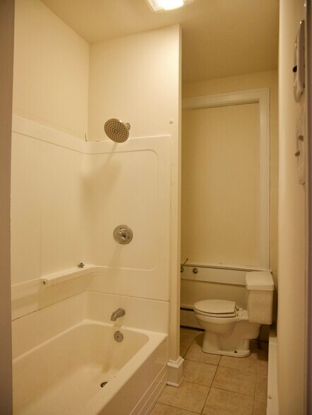Full Bath 2 - 317 Waterloo Ave