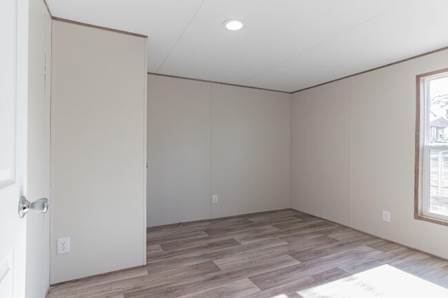 Building Photo - 105 E Briar Dr