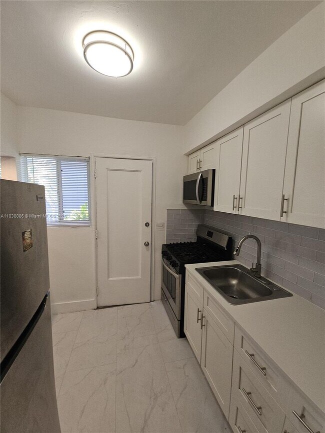 Primary Photo - 7435 Byron Ave
