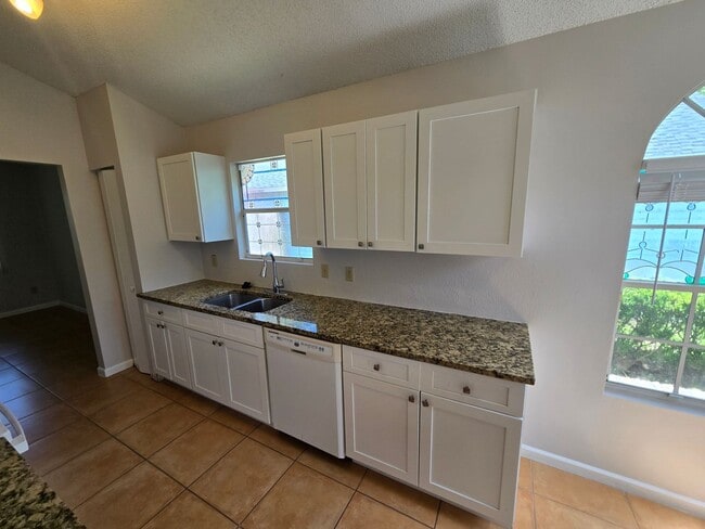 Building Photo - 129 Edgewater Cir