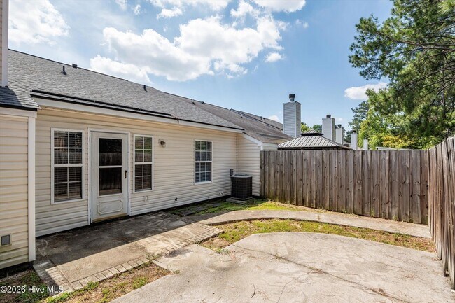 Building Photo - 113 Brittany Way
