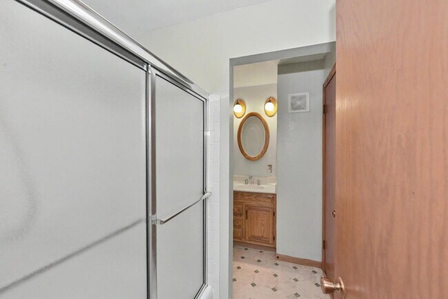 Building Photo - "Charming 2-Bed Condo Retreat: Comfort & Convenience in Brown Deer!"