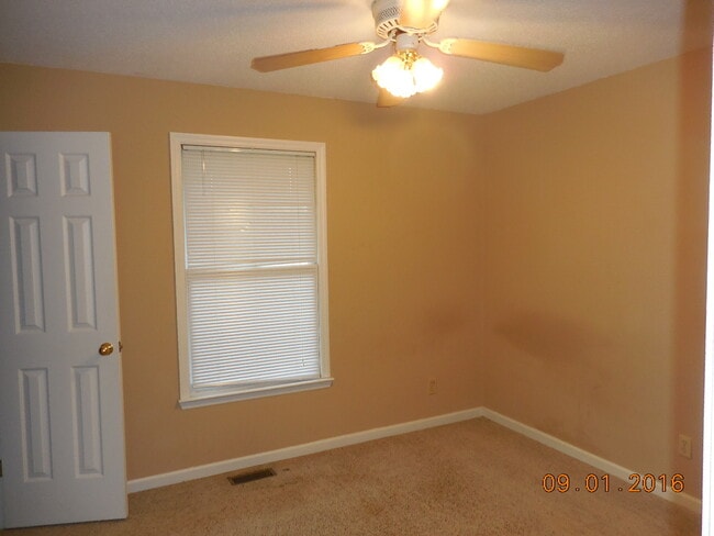 Building Photo - 3 Bedroom 2 Bath Home For Rent in Sango Area!