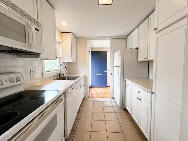 Building Photo - 11 Oak St