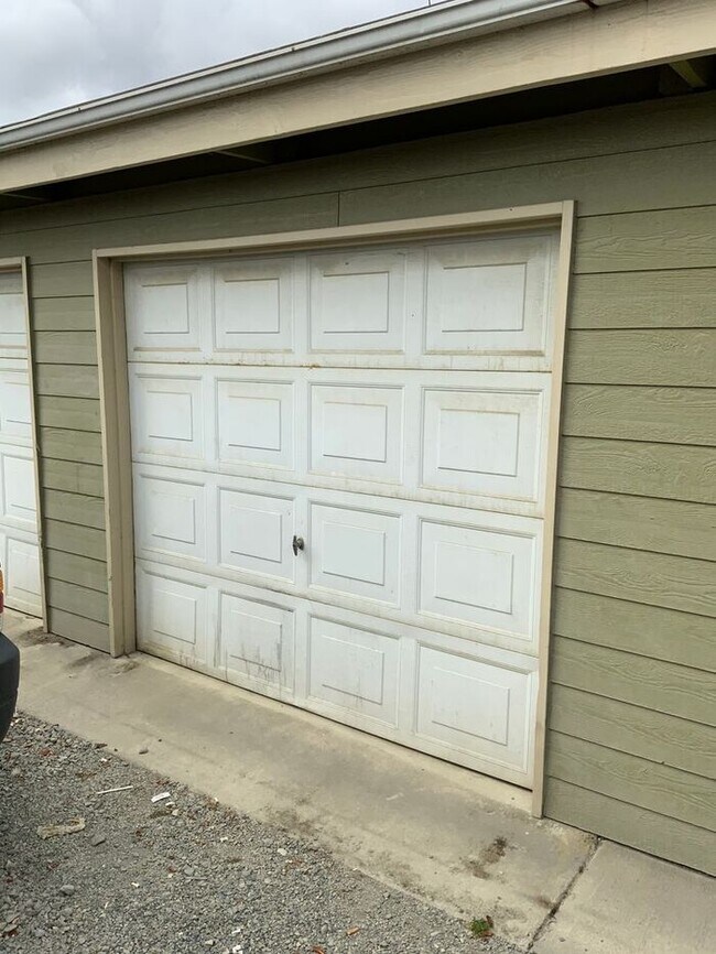 Building Photo - Mid Tacoma duplex 2bd 1 bath w/ 1 car garage