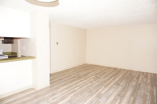 Building Photo - Spacious 2 Bedroom Condo-SPECIAL PRICING.
