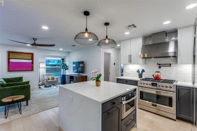 Building Photo - 2209 Fair Oaks Dr