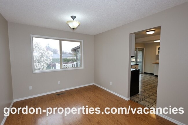 Building Photo - NE 22nd Ct - Gresham 4 bedroom split level home