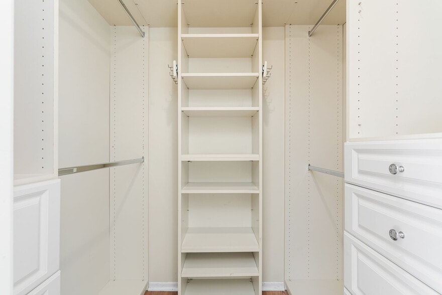 Building Photo - 155 N Cross Creek Rd