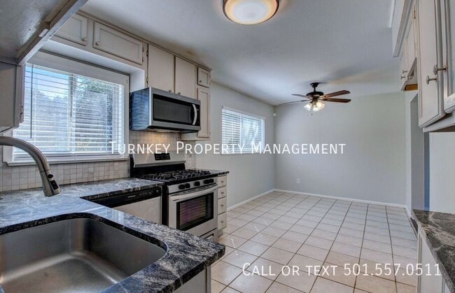 Building Photo - 7 Fairbrook Dr