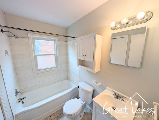 Building Photo - Stunning 2 Bedroom 1 Bathroom now availabl...