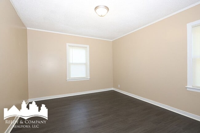 Building Photo - 837 Homer St