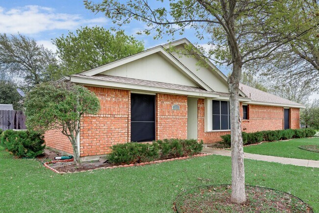 Building Photo - **COMING SOON** BEAUTIFUL CORNER LOT! Love...