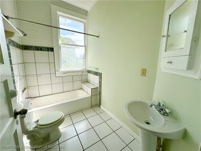 Building Photo - 533 Rose Dr