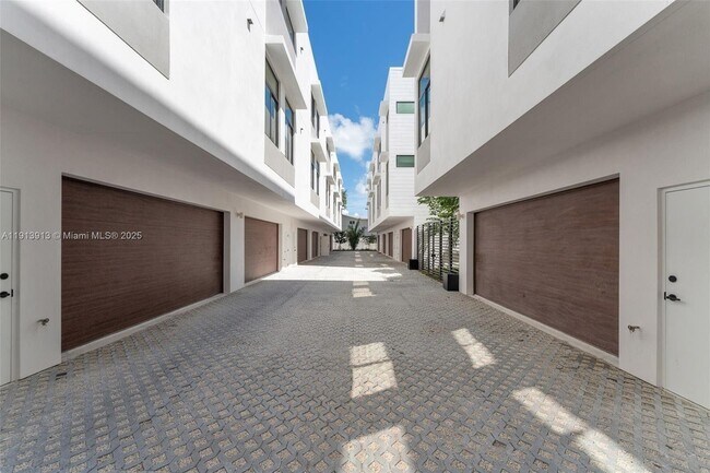 Building Photo - 523 NE 61st St