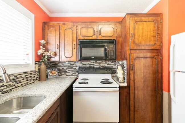 Building Photo - Charming 3 bedroom 2 bath home available soon!!