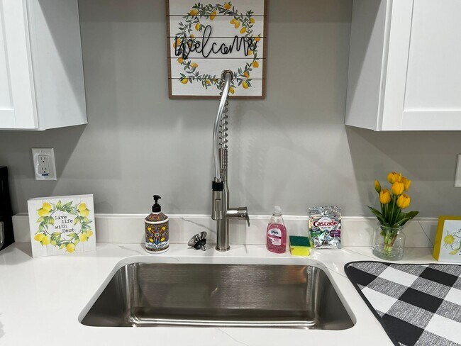 Building Photo - Fully Furnished rental with excellent cent...