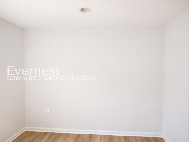 Building Photo - 3-Bed/2-Bath Modern Town Home with Fenced Yard!/Pet Friendly/Available Soon!