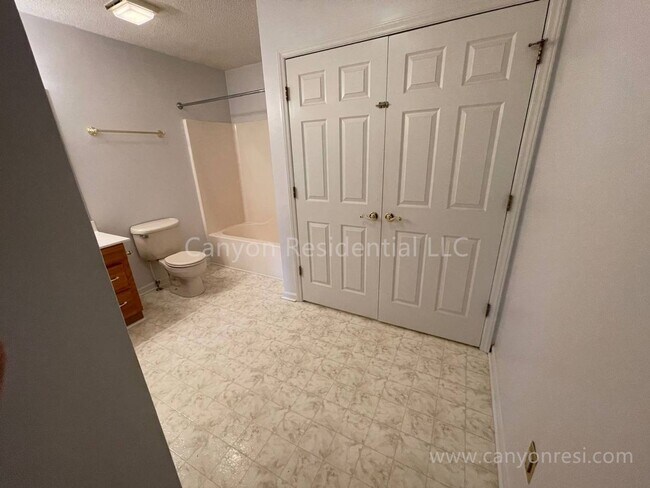 Building Photo - Beautiful 3b2b, ready to move in!