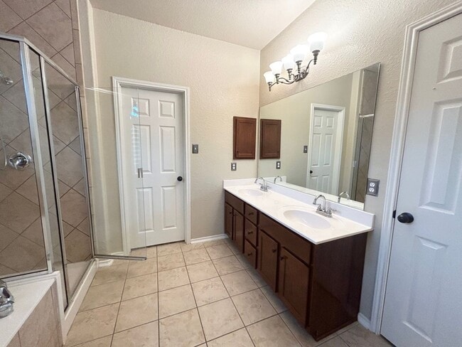 Building Photo - 4 Bedroom / 3.5 Bathroom beautiful house f...