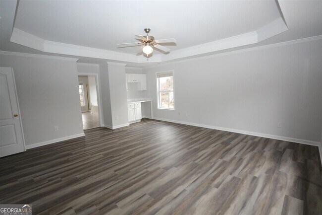 Building Photo - 3205 Vaughan Dr