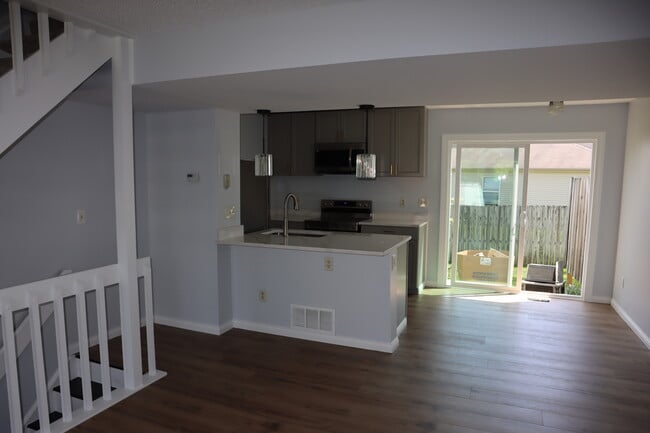 Building Photo - 4963 Singleton Dr