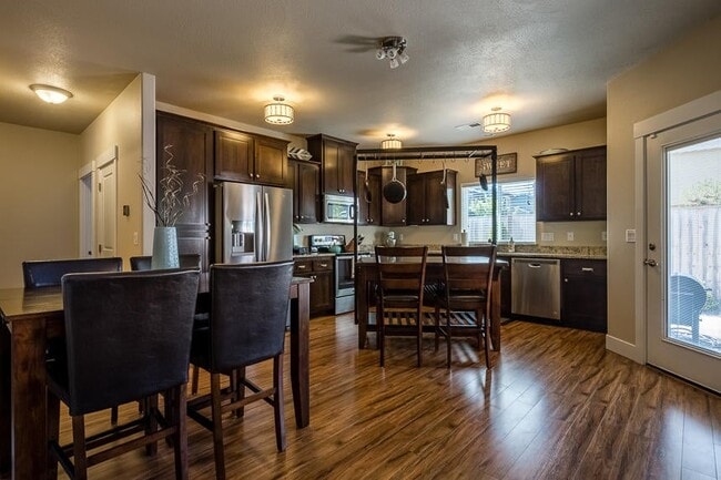 Building Photo - 395 Live Oak Loop