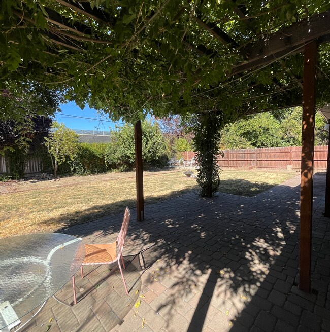 Building Photo - Charming 3 Bedroom Home Near Downtown Davis