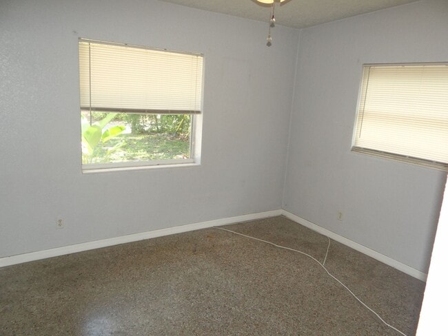 Building Photo - 2 bed, 1.5  bath in a quiet neighborhood